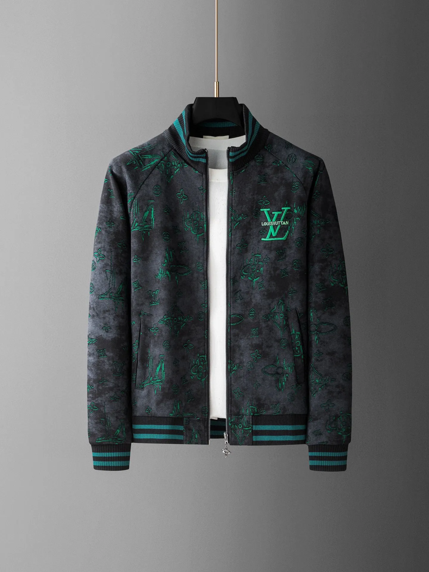 🅿️620 [LV Louis Vuitton] hot-selling suit is coming. Focus on the original version of the official website. 2025 new hot-selling cardigan and sweatshirt suit. The original order is the best. 🇭🇰The meticulous work of top designers. It has a fitting and perfect upper body effect. All-natural high-quality Tencel Roman cotton 100%, close-fitting comfort, noble and elegant! Original hardware embodies elegance and nobility! Counter size: M-4XL (up to 190 pounds)